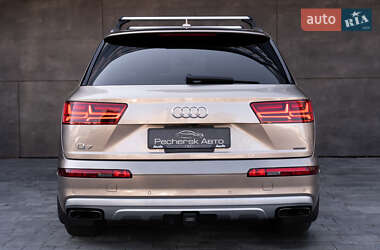 Позашляховик / Кросовер Audi Q7 2019 в 