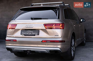 Позашляховик / Кросовер Audi Q7 2019 в 