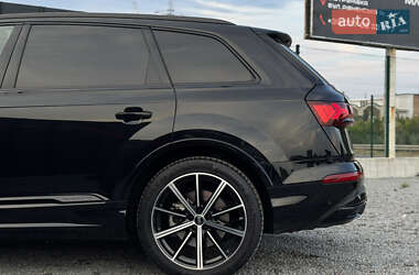 Позашляховик / Кросовер Audi Q7 2023 в 