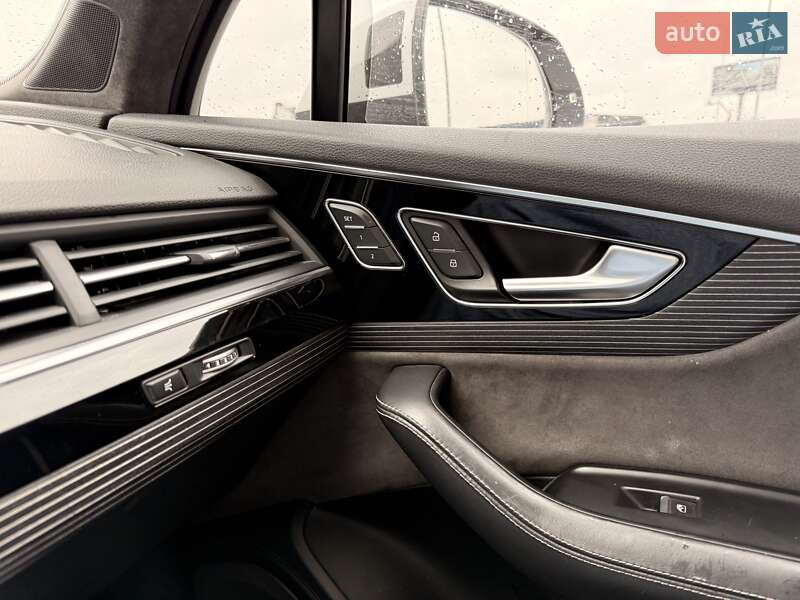 Позашляховик / Кросовер Audi Q7 2016 в Сиховому