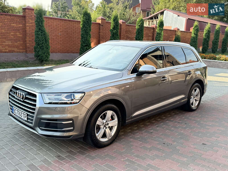 Внедорожник / Кроссовер Audi Q7 2015 в 