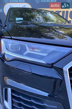 Позашляховик / Кросовер Audi Q7 2021 в 
