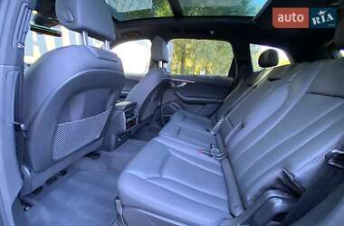 Позашляховик / Кросовер Audi Q7 2021 в 