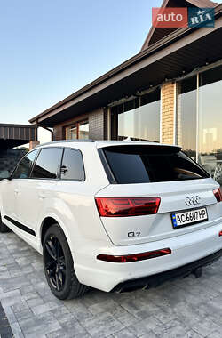 Внедорожник / Кроссовер Audi Q7 2017 в 