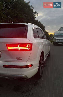 Позашляховик / Кросовер Audi Q7 2016 в 