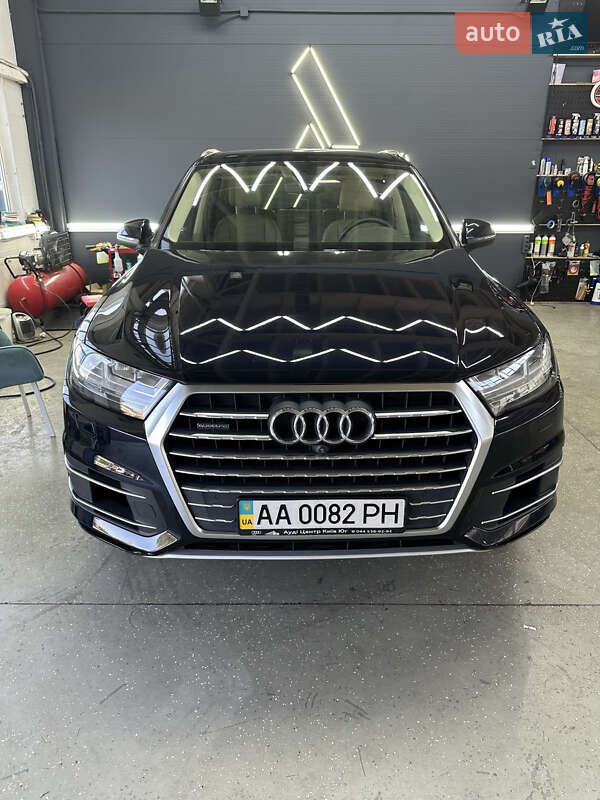 Внедорожник / Кроссовер Audi Q7 2017 в 