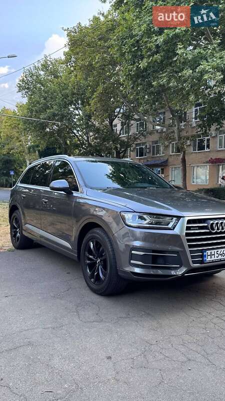 Позашляховик / Кросовер Audi Q7 2018 в 