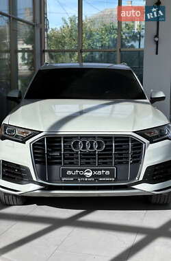 Позашляховик / Кросовер Audi Q7 2019 в 