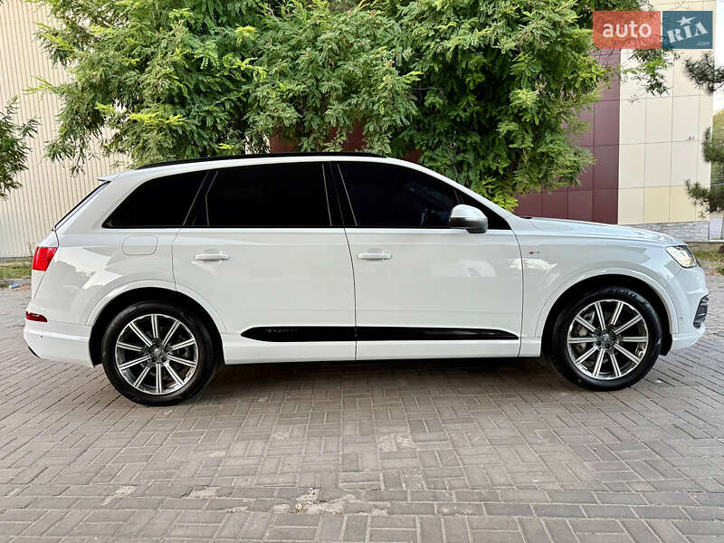 Позашляховик / Кросовер Audi Q7 2015 в Дніпрі