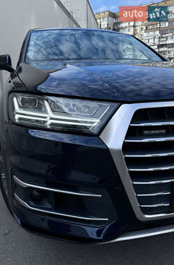 Внедорожник / Кроссовер Audi Q7 2016 в 
