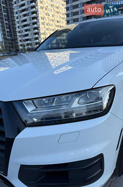 Позашляховик / Кросовер Audi Q7 2019 в 