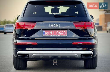 Позашляховик / Кросовер Audi Q7 2018 в 
