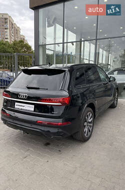 Позашляховик / Кросовер Audi Q7 2021 в 