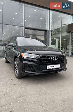 Позашляховик / Кросовер Audi Q7 2021 в 