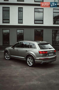 Внедорожник / Кроссовер Audi Q7 2016 в 