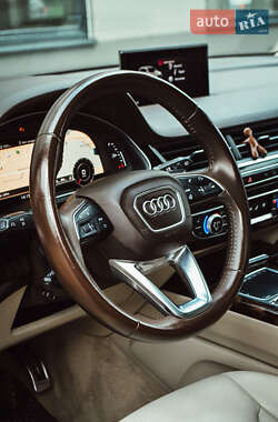 Внедорожник / Кроссовер Audi Q7 2016 в 