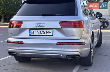 Позашляховик / Кросовер Audi Q7 2018 в 