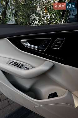 Внедорожник / Кроссовер Audi Q7 2016 в 