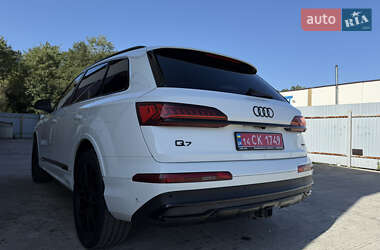 Позашляховик / Кросовер Audi Q7 2020 в 