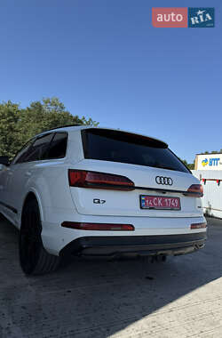 Позашляховик / Кросовер Audi Q7 2020 в 