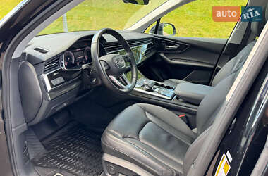 Позашляховик / Кросовер Audi Q7 2020 в 