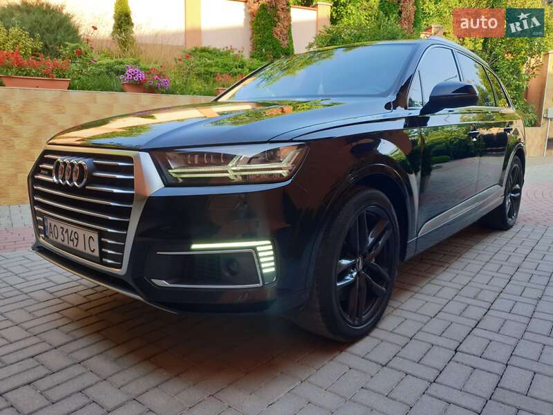 Внедорожник / Кроссовер Audi Q7 2016 в 