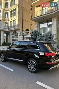 Позашляховик / Кросовер Audi Q7 2018 в 