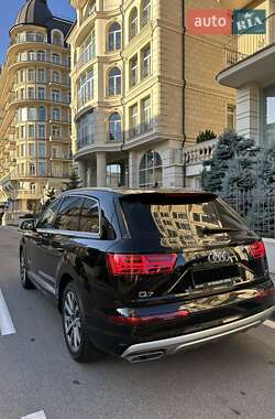 Позашляховик / Кросовер Audi Q7 2018 в 