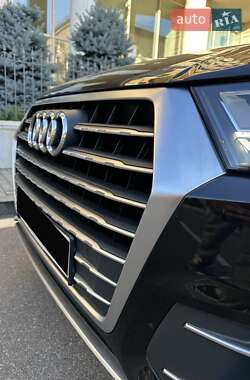 Позашляховик / Кросовер Audi Q7 2018 в 