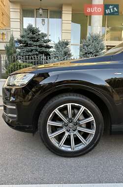 Позашляховик / Кросовер Audi Q7 2018 в 