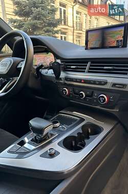 Позашляховик / Кросовер Audi Q7 2018 в 