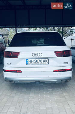 Позашляховик / Кросовер Audi Q7 2016 в 