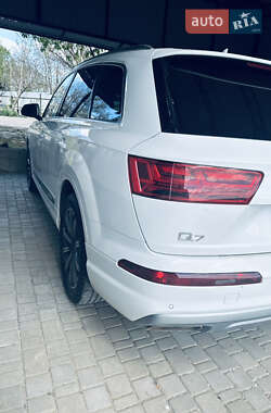 Позашляховик / Кросовер Audi Q7 2016 в 