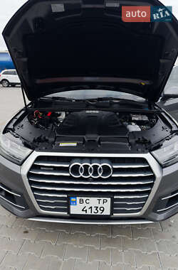 Позашляховик / Кросовер Audi Q7 2018 в 