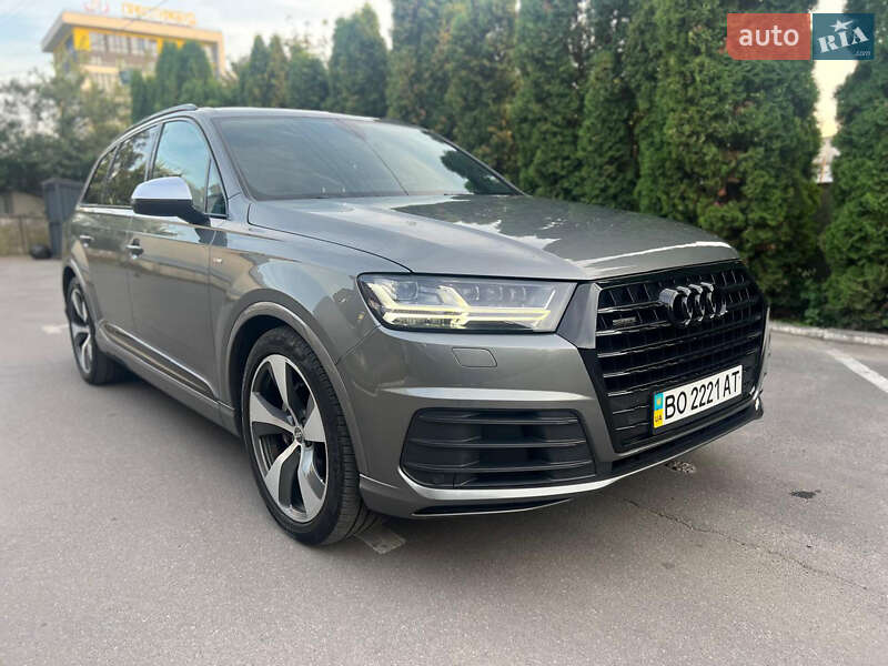 Внедорожник / Кроссовер Audi Q7 2015 в 