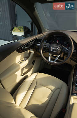 Внедорожник / Кроссовер Audi Q7 2016 в 