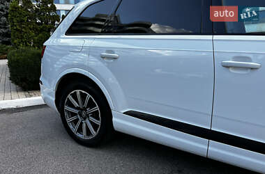 Внедорожник / Кроссовер Audi Q7 2016 в 