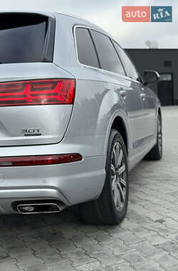 Позашляховик / Кросовер Audi Q7 2017 в 