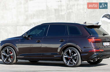 Позашляховик / Кросовер Audi Q7 2021 в 