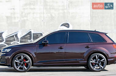 Позашляховик / Кросовер Audi Q7 2021 в 