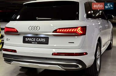Позашляховик / Кросовер Audi Q7 2019 в 