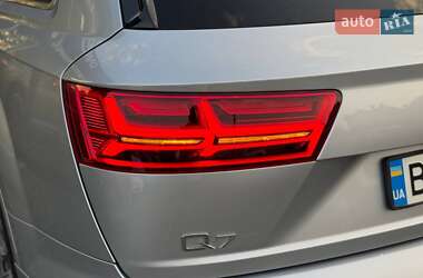 Позашляховик / Кросовер Audi Q7 2017 в 