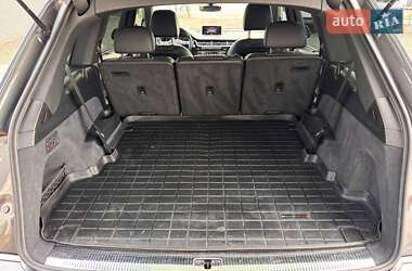 Позашляховик / Кросовер Audi Q7 2018 в 