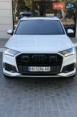 Позашляховик / Кросовер Audi Q7 2020 в 