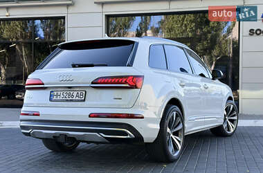 Позашляховик / Кросовер Audi Q7 2020 в 