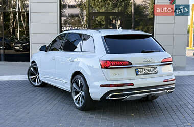 Позашляховик / Кросовер Audi Q7 2020 в 