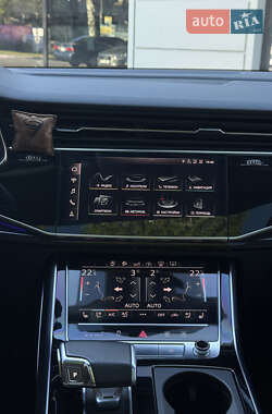 Позашляховик / Кросовер Audi Q7 2020 в 