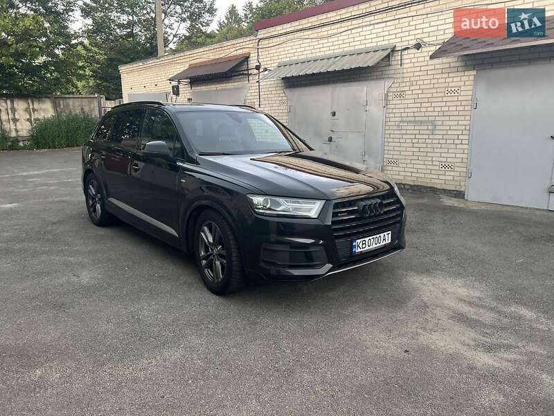 Позашляховик / Кросовер Audi Q7 2015 в 