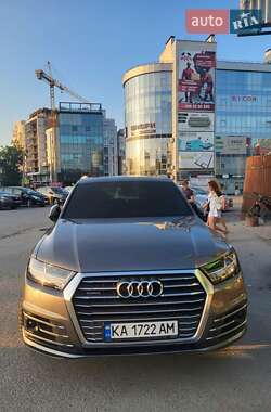 Позашляховик / Кросовер Audi Q7 2015 в 