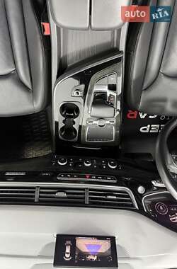Позашляховик / Кросовер Audi Q7 2018 в 